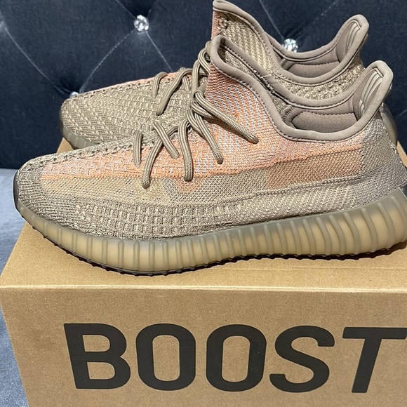 Yeezy Boost 350 V2 - Picture 4 of 13